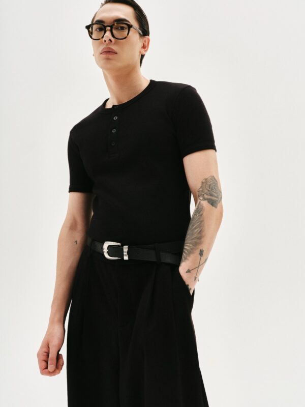 MAVERIK STUDIO｜MAVERIK® BUTTON RIB SLIM FIT T-SHIRT ( BLACK )