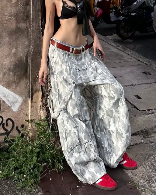 Uncover 寬版迷彩長褲